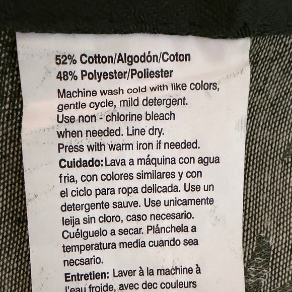 NWOT Christmas Rectangular Table Cloth Flowers Holly Berries Green Cream Gold - Picture 7 of 9